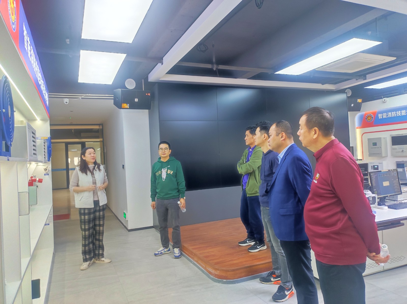 參觀展廳1-1.jpg 參觀展廳1-1.jpg