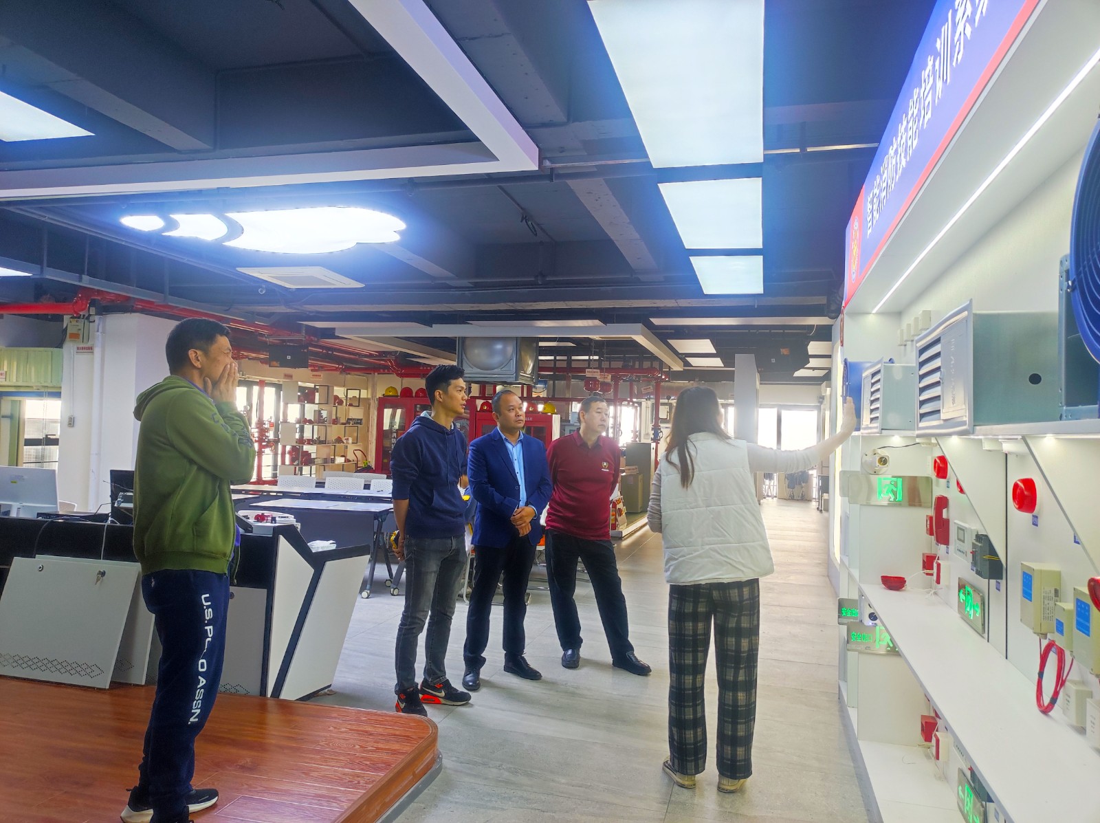 參觀展廳3-1.jpg 參觀展廳3-1.jpg